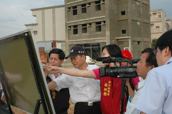 鄭縣長與徐議員視察台元科技園區周邊道路