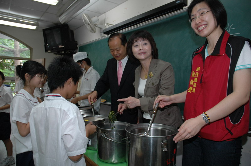 竹縣長、議長與議員視察國中營養午餐供給情況