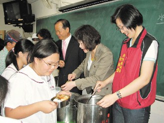 議長,徐議員中午一起到仁愛國中幫學生打菜