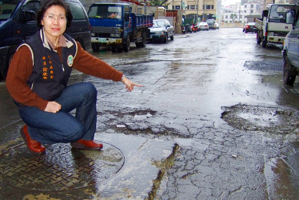 冒雨實勘縣治區道路 欣瑩：找不到一條未開挖的大幹道