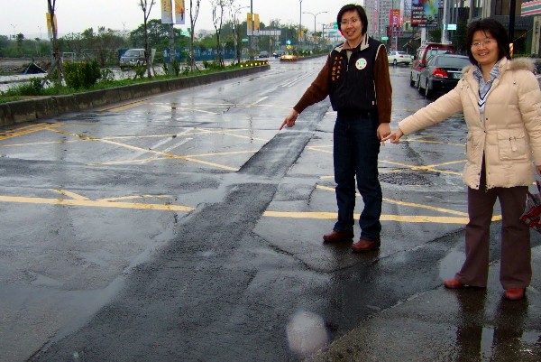 冒雨實勘縣治區道路 欣瑩：找不到一條未開挖的大幹道