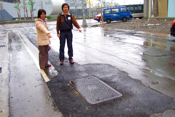 冒雨實勘縣治區道路 欣瑩：找不到一條未開挖的大幹道