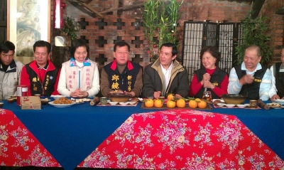 2011-12-29鄉親向總統介紹北埔鄉農產品:東方美人茶，柿餅，蕃薯餅，芋頭餅，客家擂茶