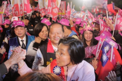 20:05徐欣瑩由鄭永金前縣長陪同入場!!