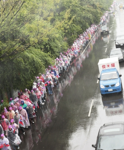 風雨中千人團結齊心 徒步大遊行