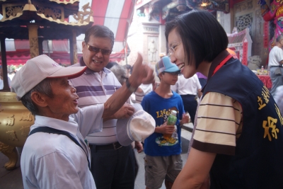 徐欣瑩與熱情民眾