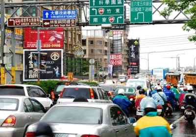 上經國橋前嚴重塞車