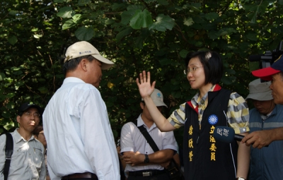 徐欣瑩委員與二河局副局長張耀澤等膝關單位研討解決之道