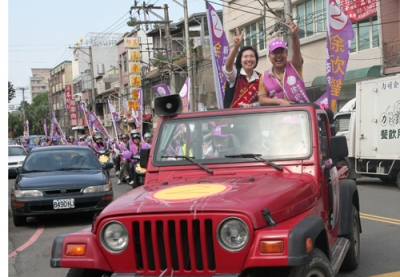 浩浩蕩蕩的車隊遊行