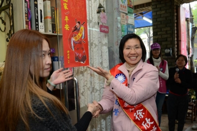 我們的鄰居貼上了天官賜福，祝您生意興隆賺大錢